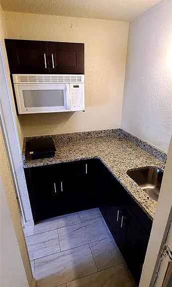 421 E Kennedy Blvd — Photo 7