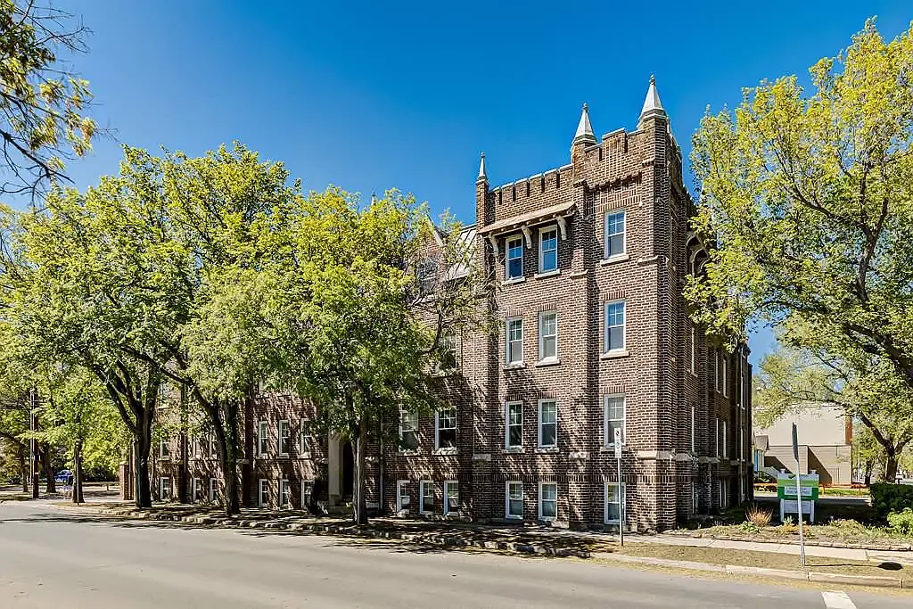Chateau Apartments — Photo 1