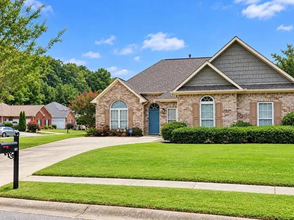 301 Cove Cir, Pelham, AL 35124