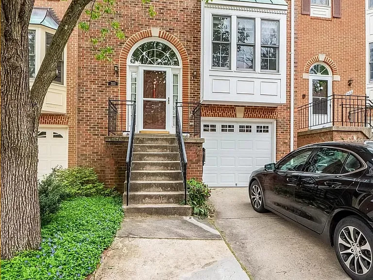 2123 Bobbyber Dr — Photo 1