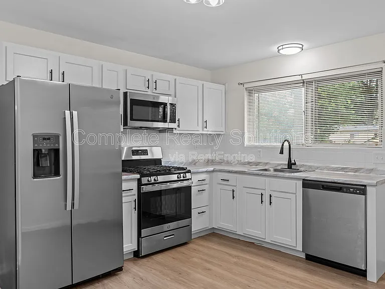 560 Bardot Dr — Photo 3