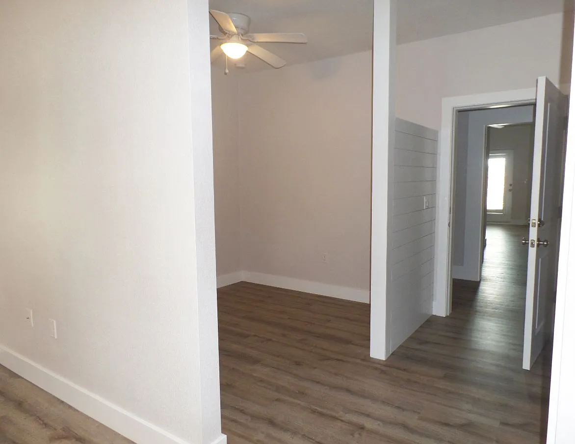 Studio, 400 sqft, $1,400 — Photo 2