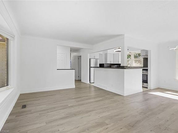 4th image of 49 Beverly Cres