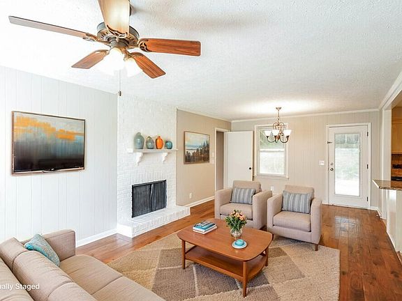 3rd image of 142 Creekwood Ln
