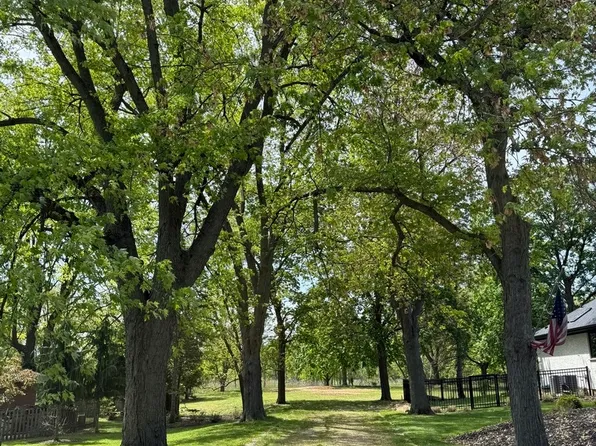 737 Becker Rd, Glenview, IL 60025