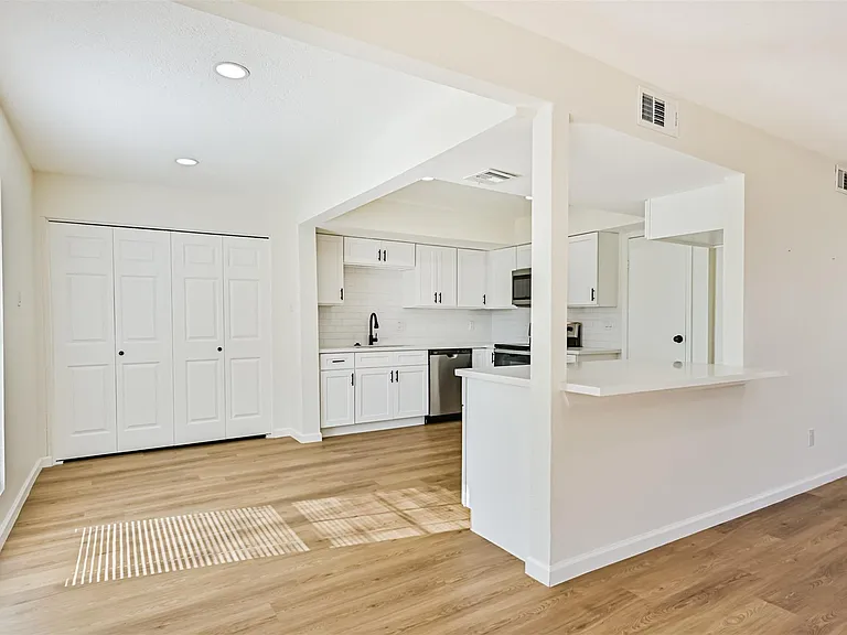 425 E Castle Harbour Dr — Photo 8