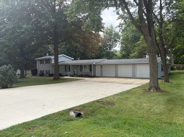 10083 Elizabeth Rd, Bloomington, IL 61705