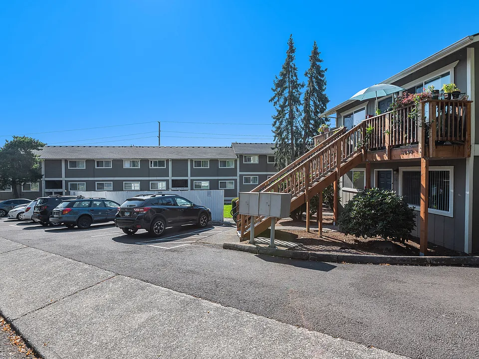 Crestwood Court Apartments