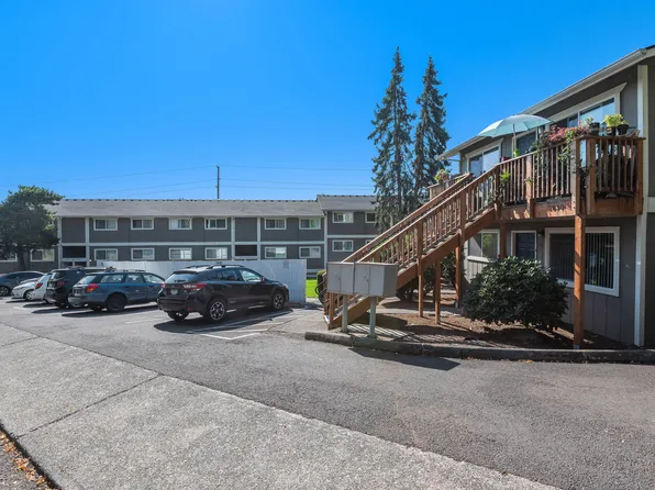 Crestwood Court Apartments, 3830 SW Plum St #37, Portland, OR 97219