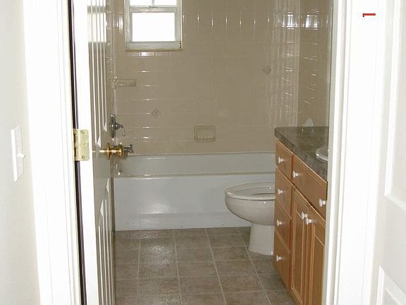 5th image of 640 E Amelia St