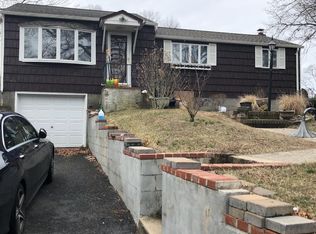 89 Lakeview Dr, Patchogue, NY 11772