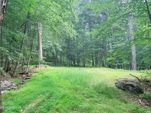 111 Lake View Cir, Lords Valley, PA 18428