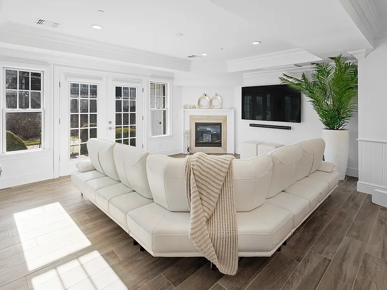 37 Village Green Dr — Photo 6