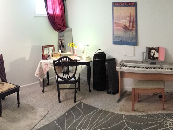 Lower non-conforming bedroom