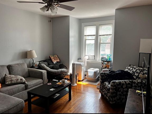 4th image of 160 Woodbine St