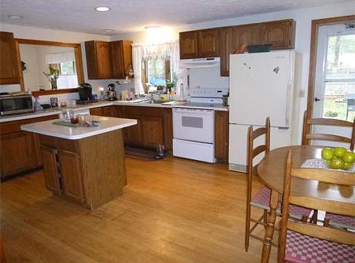 3rd image of 33 Winthrop Dr