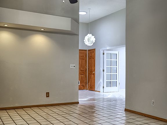 5th image of 621 Woodcrest Ln