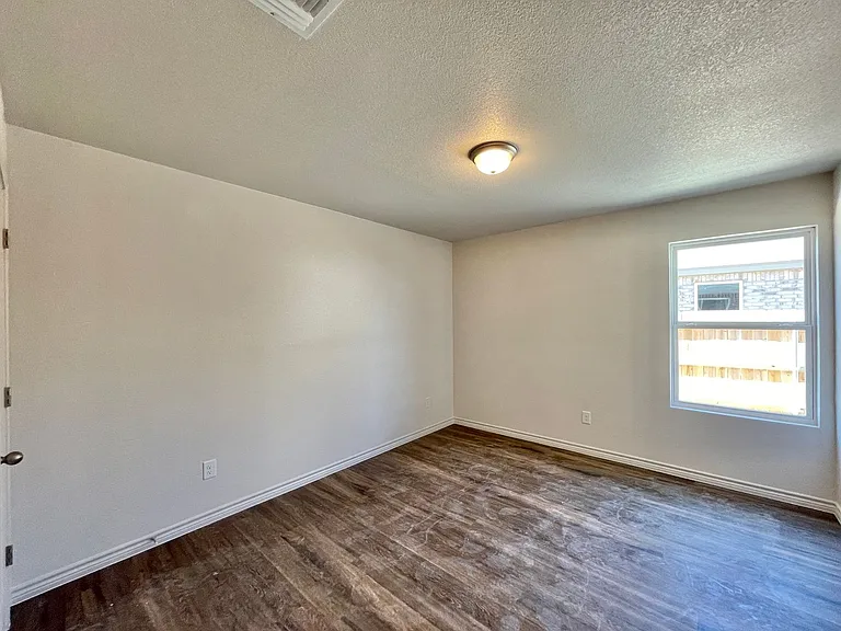 1704 Clovis Dr — Photo 9