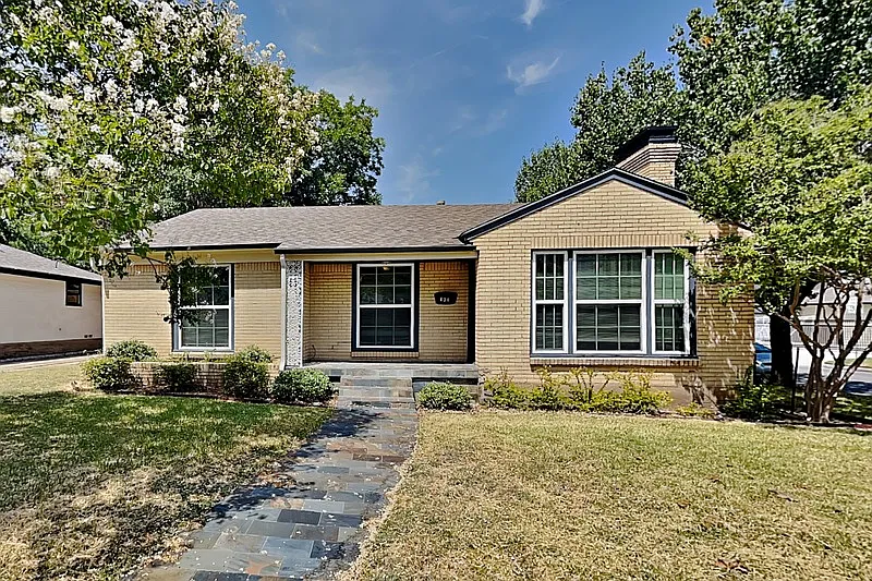 3 bed, 2.0 bath, 1704 sqft, $3,000 — Photo 1