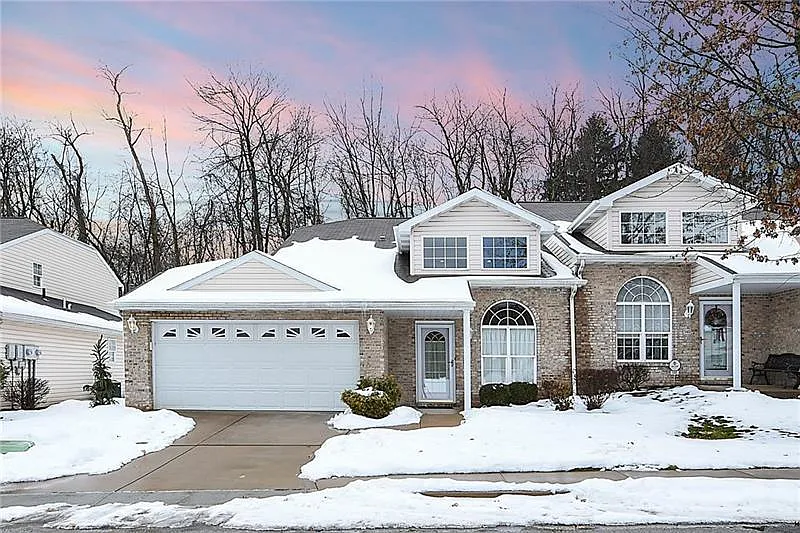 542 Newport Dr photo 1