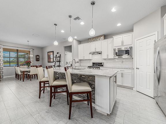 4th image of 644 SE Monteiro Dr