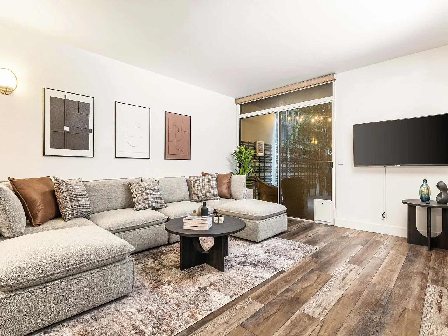2 bed, 1193 sqft, $5,300 — Photo 2