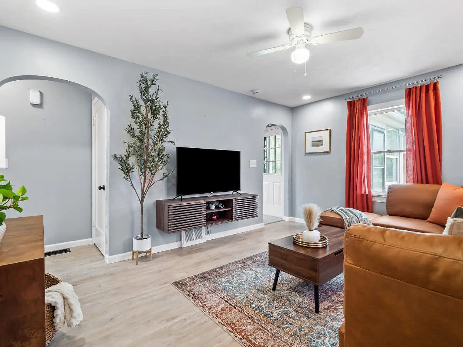 3 bed, 2.0 bath, 1517 sqft, $2,991 — Photo 2