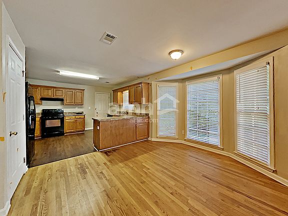 5th image of 590 Oxford Crest Ct