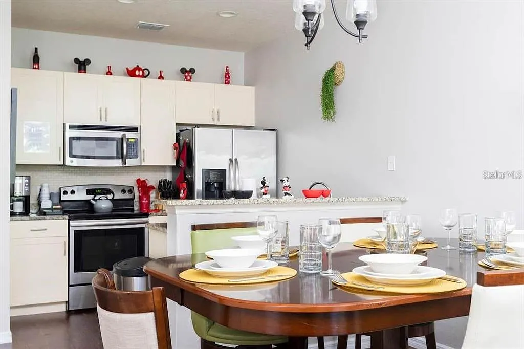 3 bed, 2.0 bath, 1300 sqft, $2,350 — Photo 4