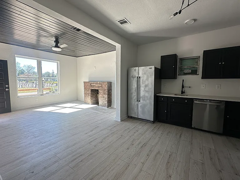 1431 E Crockett St — Photo 6