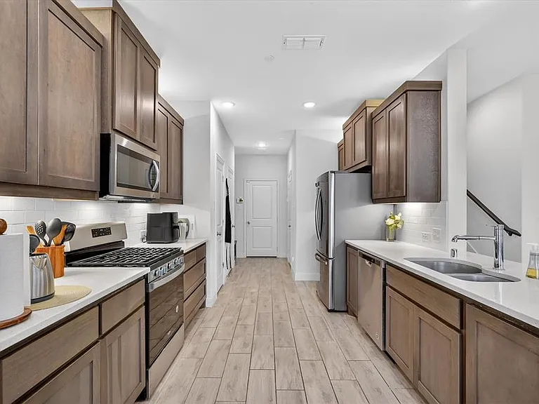 984 Emil Pl — Photo 4