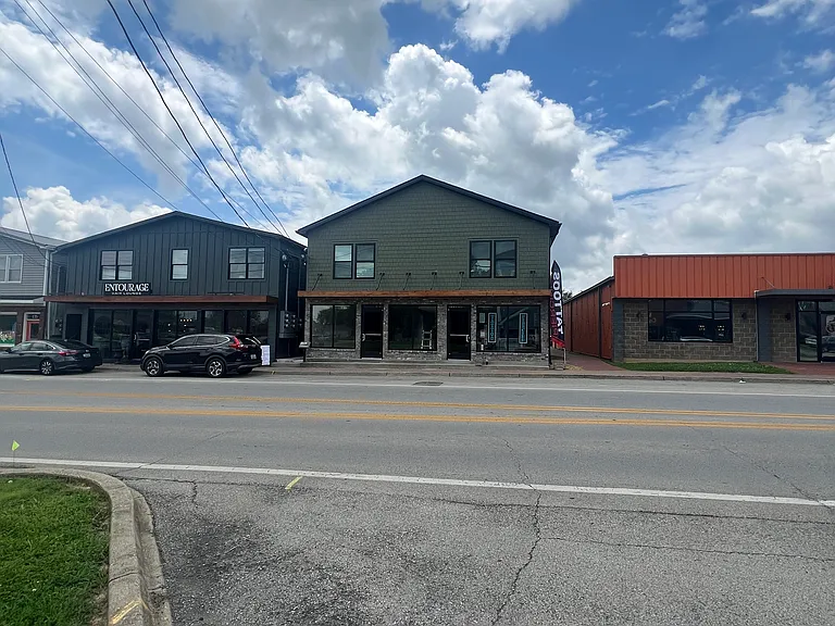 151 N Bardstown Rd — Photo 2