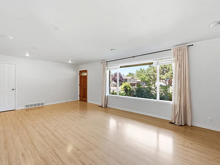 2480 Eastbourne Dr — Photo 4