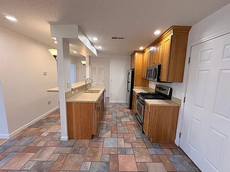 2 bed, 1.0 bath, 855 sqft, $1,880 — Photo 2