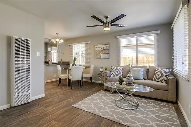 3 bed, 900 sqft, $3,495 — Photo 2