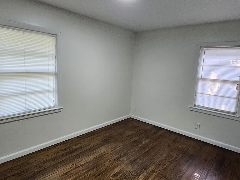 2752 Hawthorne Dr — Photo 11
