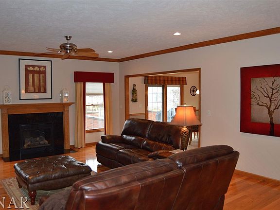 3rd image of 2818 Powell Dr