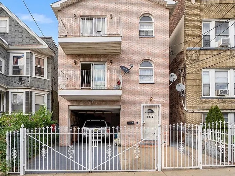 152 Virginia Ave — Photo 1