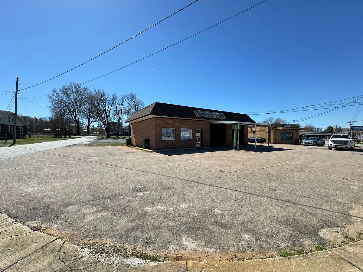 Building Photo - 144 S Salisbury Ave