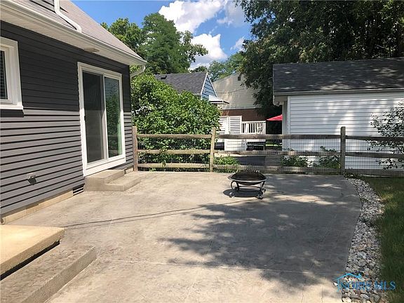 3rd image of 330 W Indiana Ave