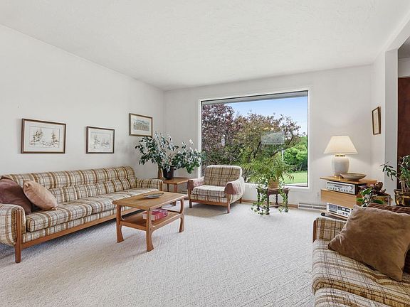 4th image of 908 30th Ave NW