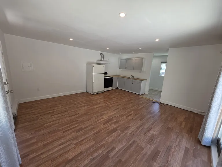 10533 Nassau Ave — Photo 6