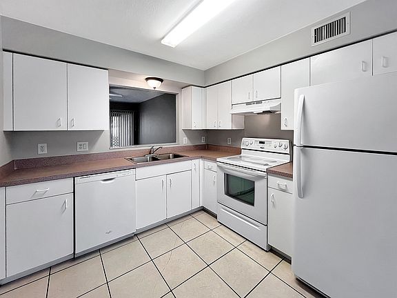 3rd image of 1239 SE 8th St APT 3