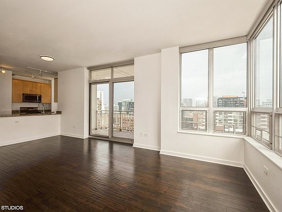 4th image of 330 W Grand Ave APT 1506