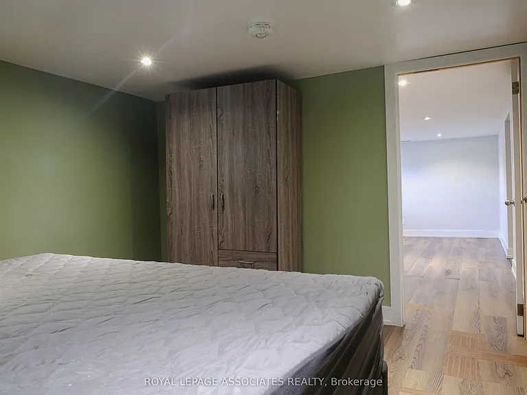 330 Athol St E — Photo 8