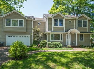 16 Maple Ln, Wayne, NJ 07470