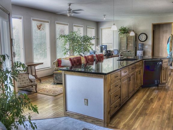 Kitchen w/Granite Countertops