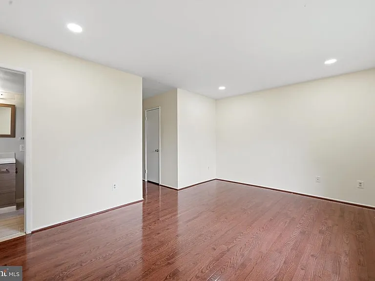 8811 Burbank Rd — Photo 32