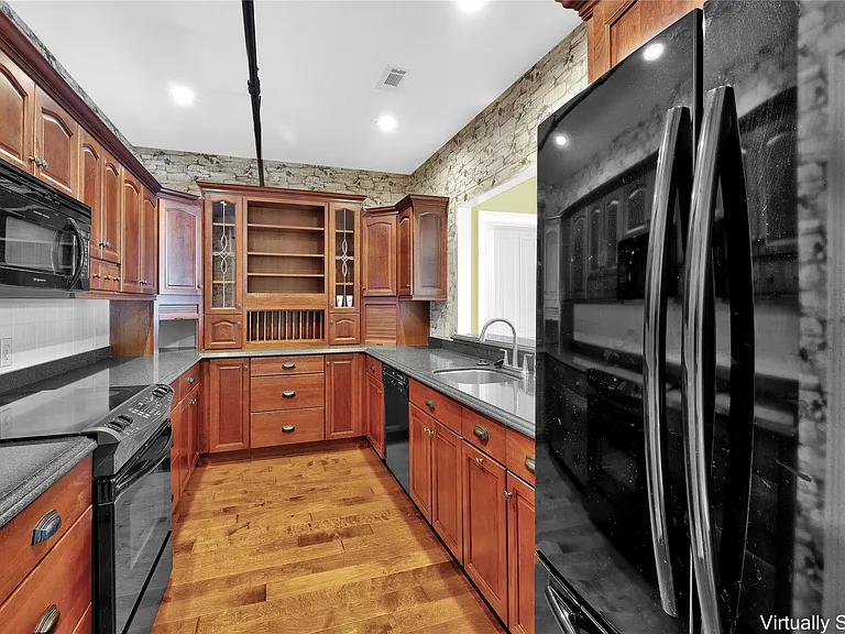 250 W Washington St #4 — Photo 6