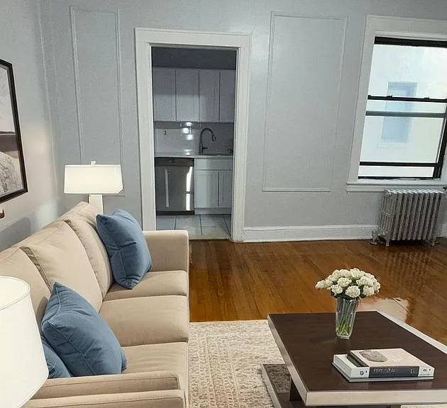 Hill Manor - Renovated Apartments Near Train Station — Photo 30